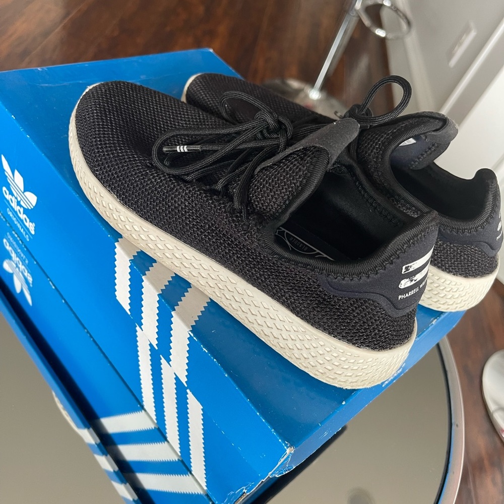 Women Adidas’s size 5 or kids size 3.5